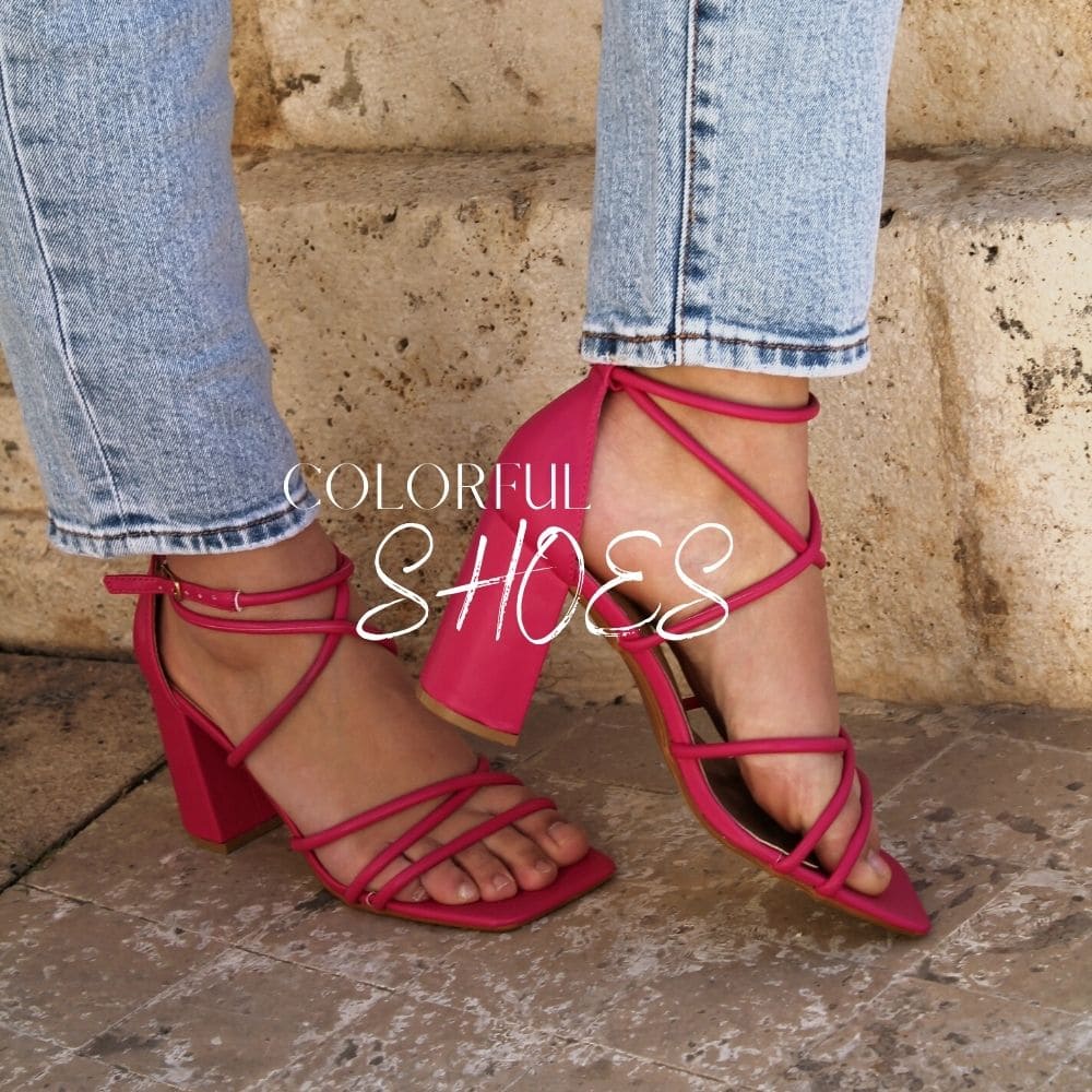 Zapatillas rojas para mujer: estilismos de Instagram. ¡Destaca por el  color!
